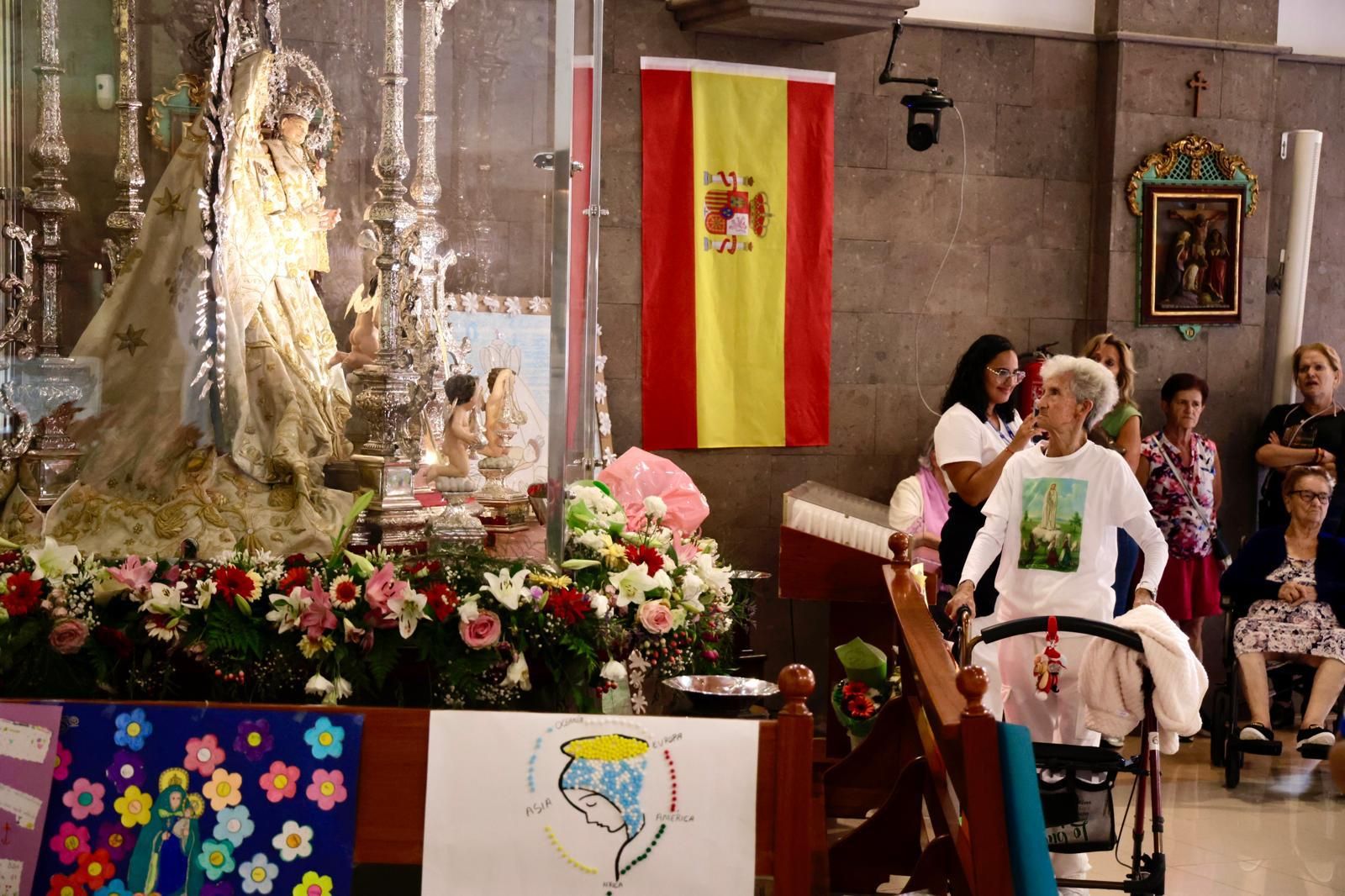 La virgen del Pino visita a los mayores de Vecindario