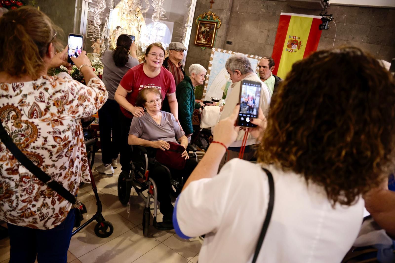 La virgen del Pino visita a los mayores de Vecindario