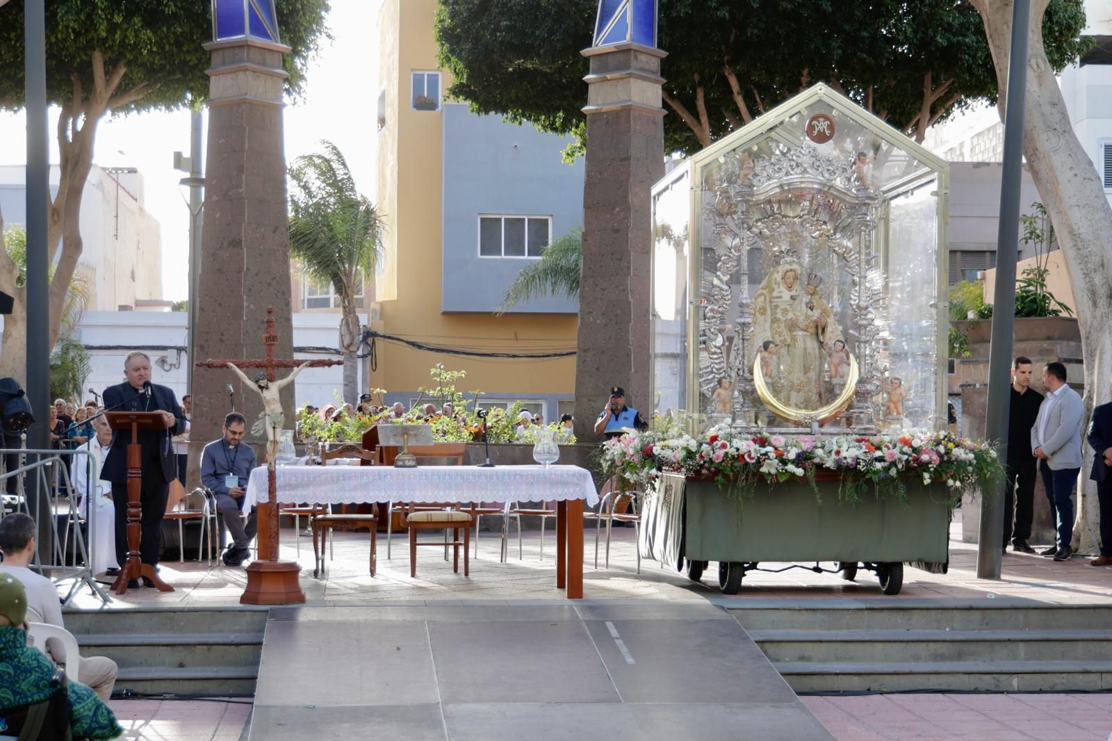 La Virgen del Pino sale a la plaza de San Rafael