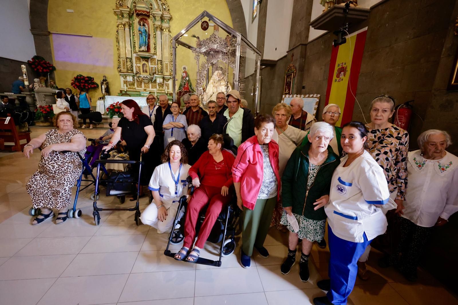 La virgen del Pino visita a los mayores de Vecindario