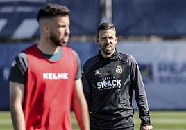 Luis García, entrenando al RCD Espanyol en 2023.