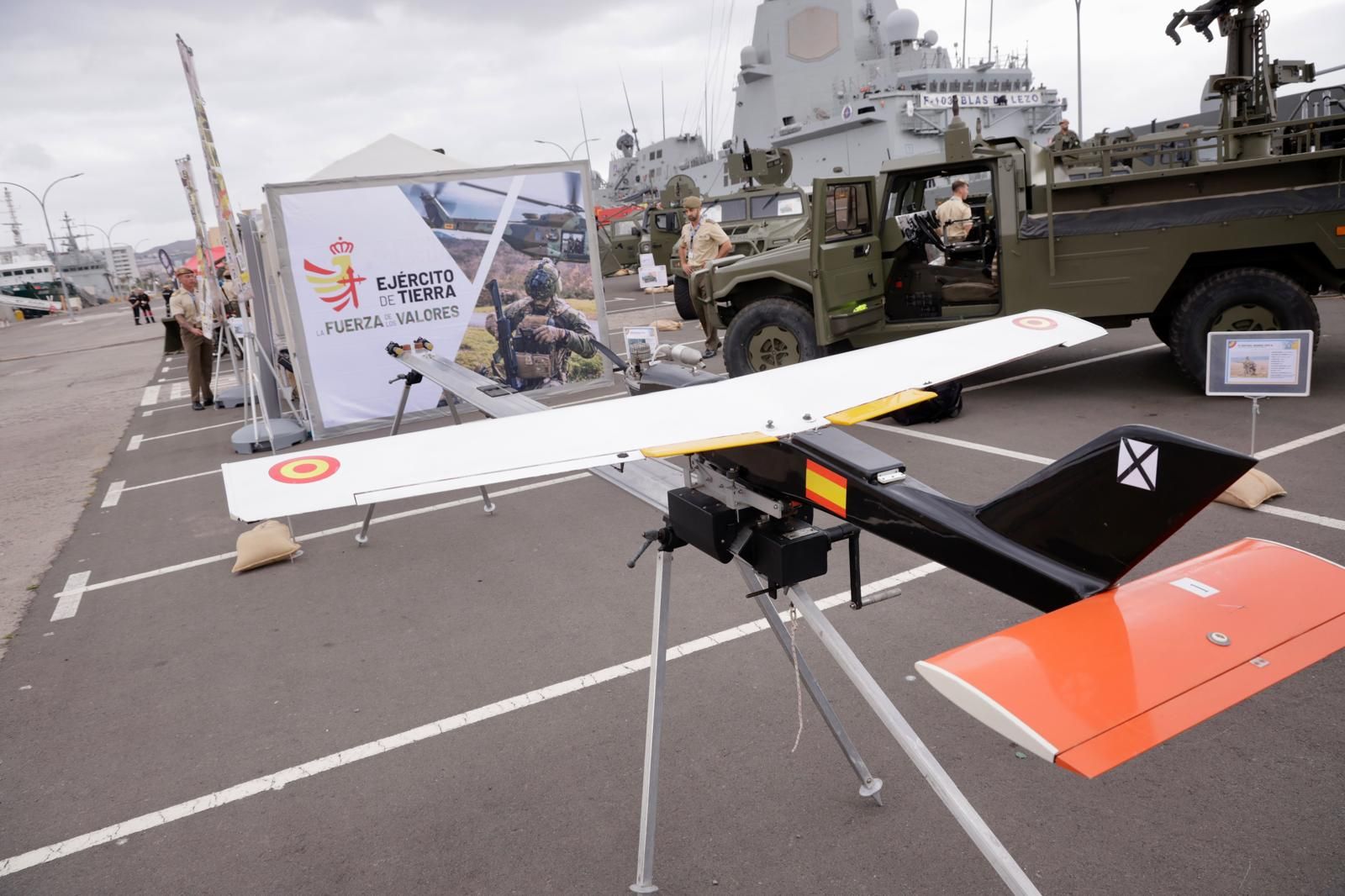 Imágenes de la exposición por los actos del Día de las Fuerzas Armadas en Las Palmas de Gran Canaria