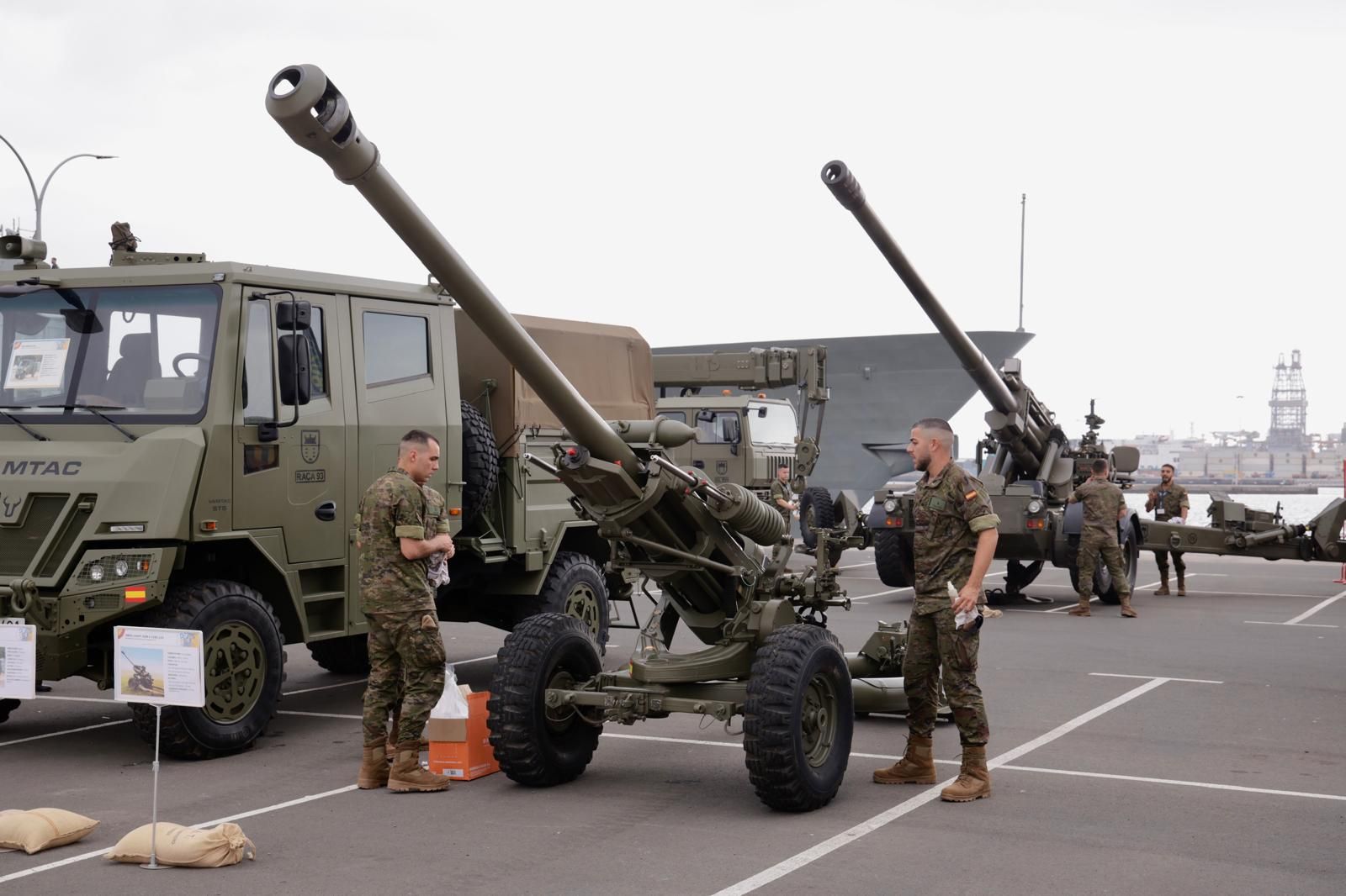 Imágenes de la exposición por los actos del Día de las Fuerzas Armadas en Las Palmas de Gran Canaria