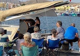 Marieke, en un momento de su concierto, este domingo, en Arguineguín, donde cantó temas propios y algún otro conocido de artistas como Lady Gaga.