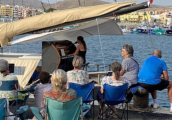 Marieke, en un momento de su concierto, este domingo, en Arguineguín, donde cantó temas propios y algún otro conocido de artistas como Lady Gaga.