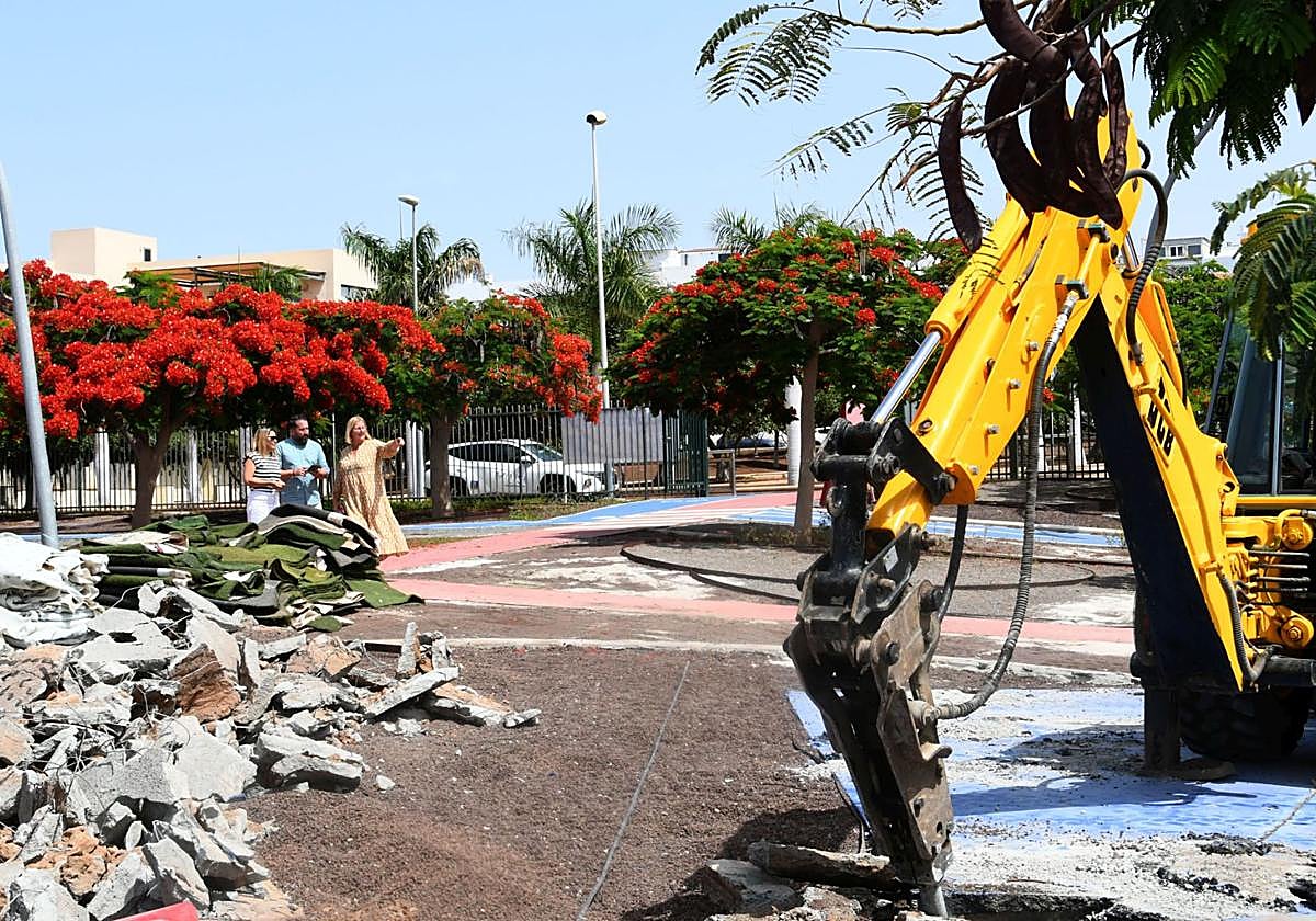 Un momento de la visita a las obras en el parque.