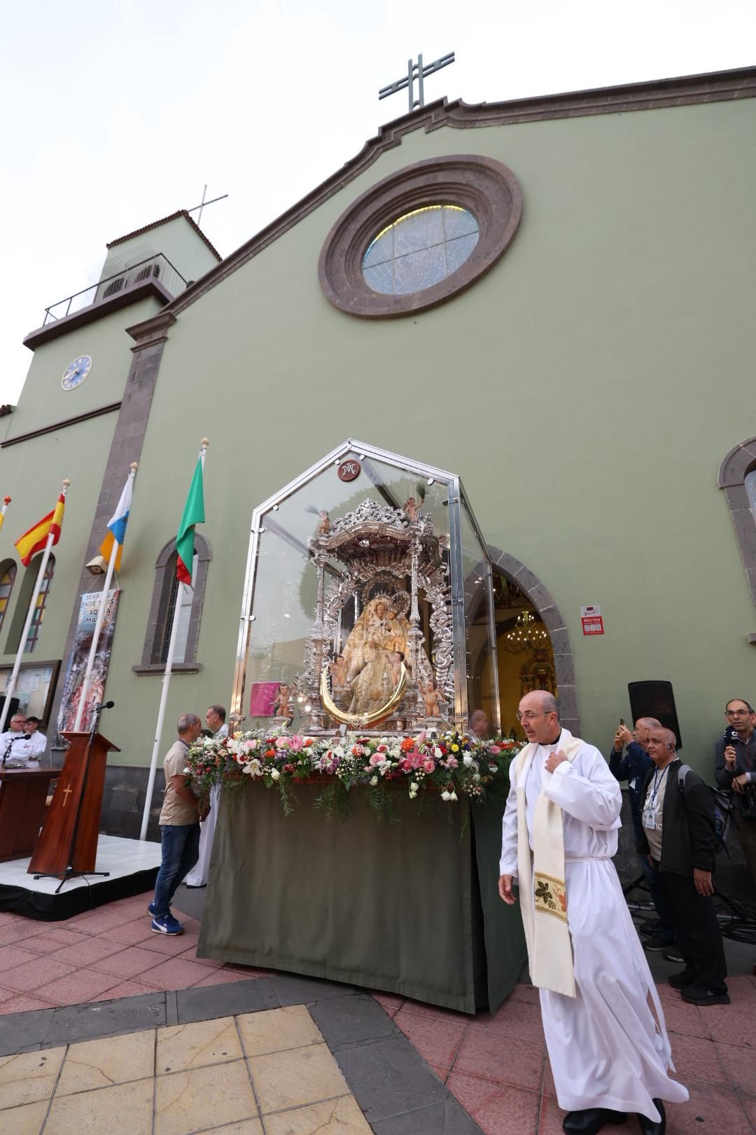 Devoción y tradición: la Virgen del Pino llena de fe las calles de Vecindario
