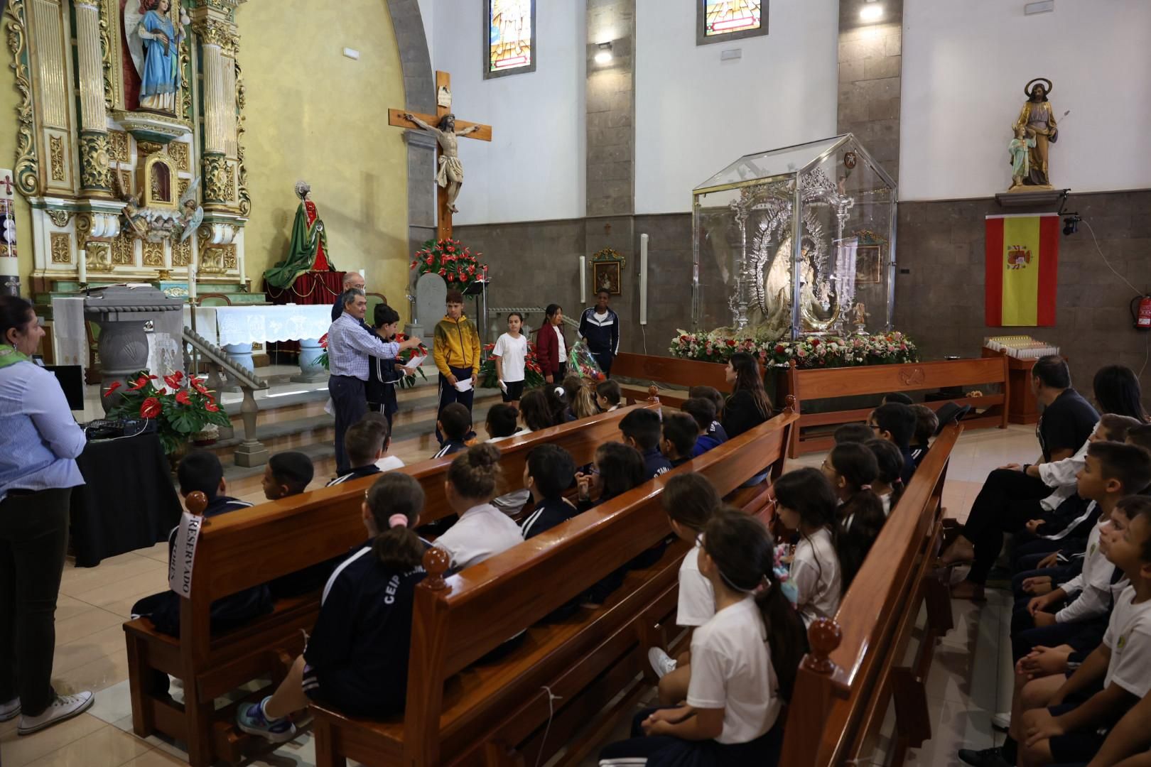 Devoción y tradición: la Virgen del Pino llena de fe las calles de Vecindario