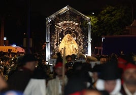 Devoción y tradición: la Virgen del Pino llena de fe las calles de Vecindario