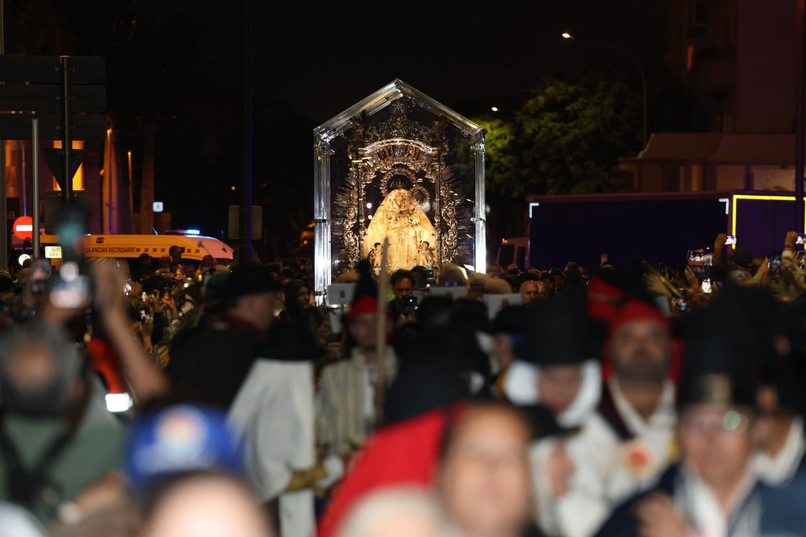 Devoción y tradición: la Virgen del Pino llena de fe las calles de Vecindario