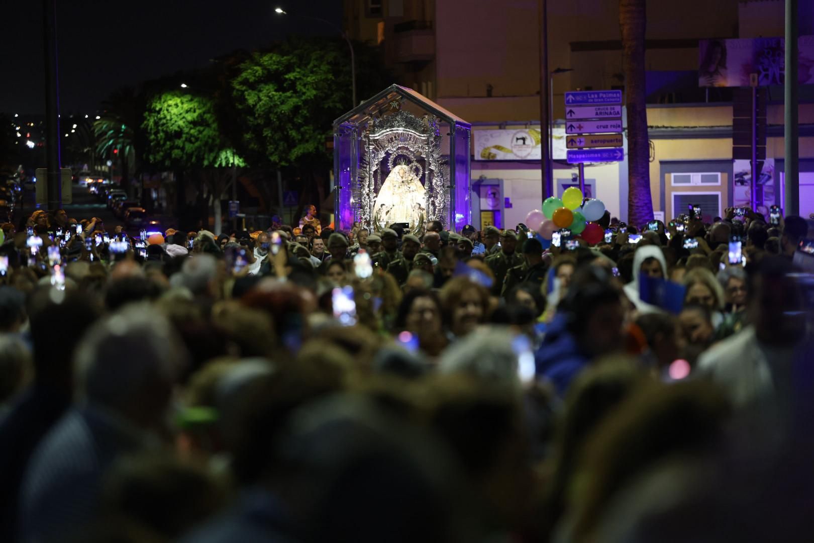 Devoción y tradición: la Virgen del Pino llena de fe las calles de Vecindario