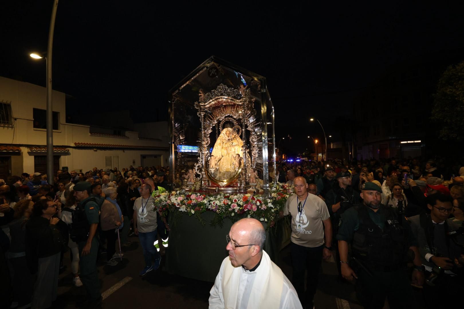 Devoción y tradición: la Virgen del Pino llena de fe las calles de Vecindario