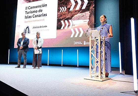 La consejera regional de Turismo y Empleo, Jessica de León, inaugura en la capital la 2ª Convención Turismo de Islas Canarias, en presencia de la presidenta Lola García y el alcalde David de Vera.