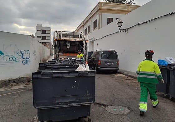 Personal de Urbaser recogiendo basura en una calle del centro de Arrecife, este martes.