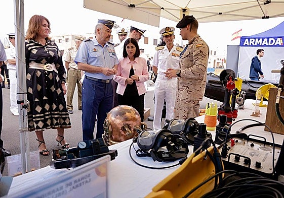 Imagen de Carolina Darias, alcadesa de Las Palmas de Gran Canaria, en la exposión de las Fuerzas Armadas en la Base Naval.