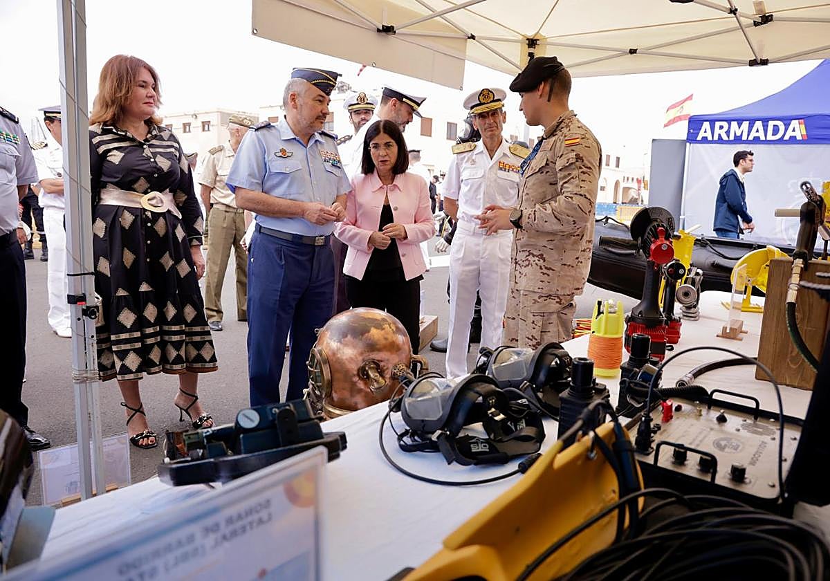 Imagen de Carolina Darias, alcadesa de Las Palmas de Gran Canaria, en la exposión de las Fuerzas Armadas en la Base Naval.