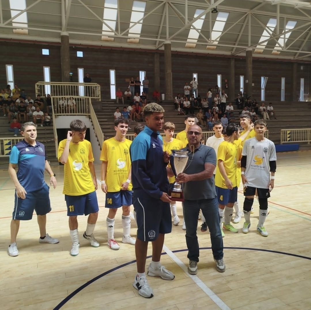 El presidente del Comité de Fútbol Sala de la FIFLP le entrega la copa de 'campeón' al Agüimes cadete.