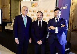De izquierda a derecha, Alfredo Montes, presidente de la Academia de Gastronomía de Las Palmas, Enrique Porta socio responsable KPMG España Retail y Consumo y Agustín Marrero socio responsable de KPMG Canarias