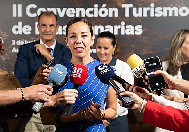 La responsable regional Jessica de León, antes del inicio de la segunda convención turística en Puerto del Rosario.