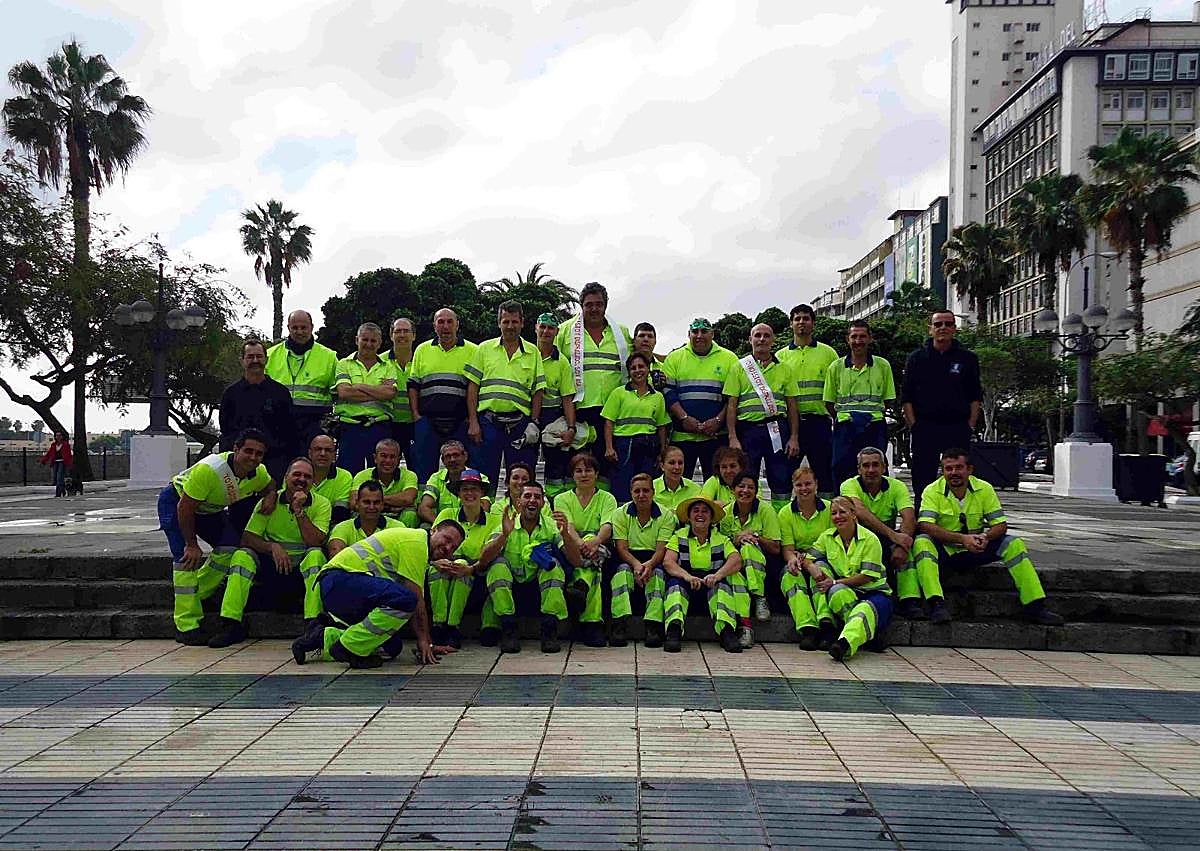 Imagen secundaria 1 - El servicio de Limpieza celebra sus cuatro décadas sintiéndose «olvidados» por Darias