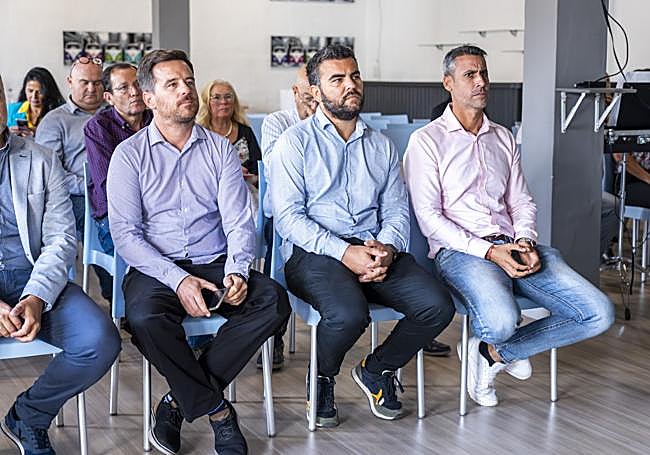 David Fajardo y Juan José Rodríguez, concejales de Medio Ambiente y de Hacienda del Ayuntamiento de La Oliva, y el alcalde Isaí Blanco.