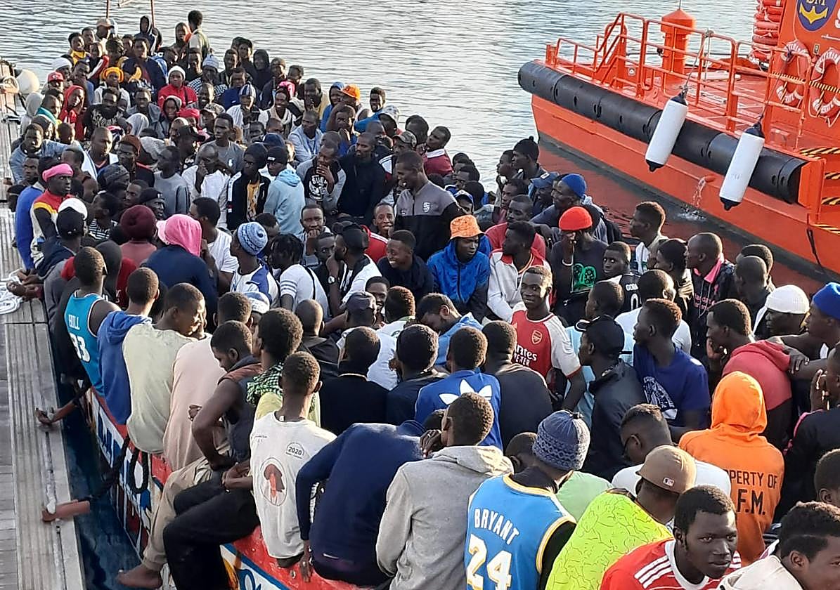 Imagen de archivo de un cayuco en el Puerto de Los Cristianos.