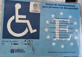 La tarjeta de estacionamiento para personas con discapacidad retirada por los agentes.