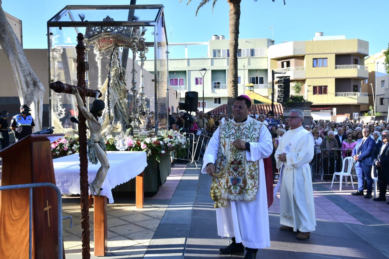 Vecindario despide a la Virgen con música y oración