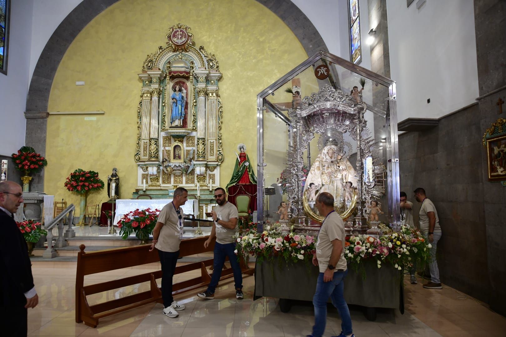 Vecindario despide a la Virgen con música y oración