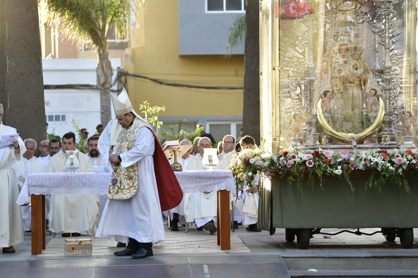 Vecindario despide a la Virgen con música y oración