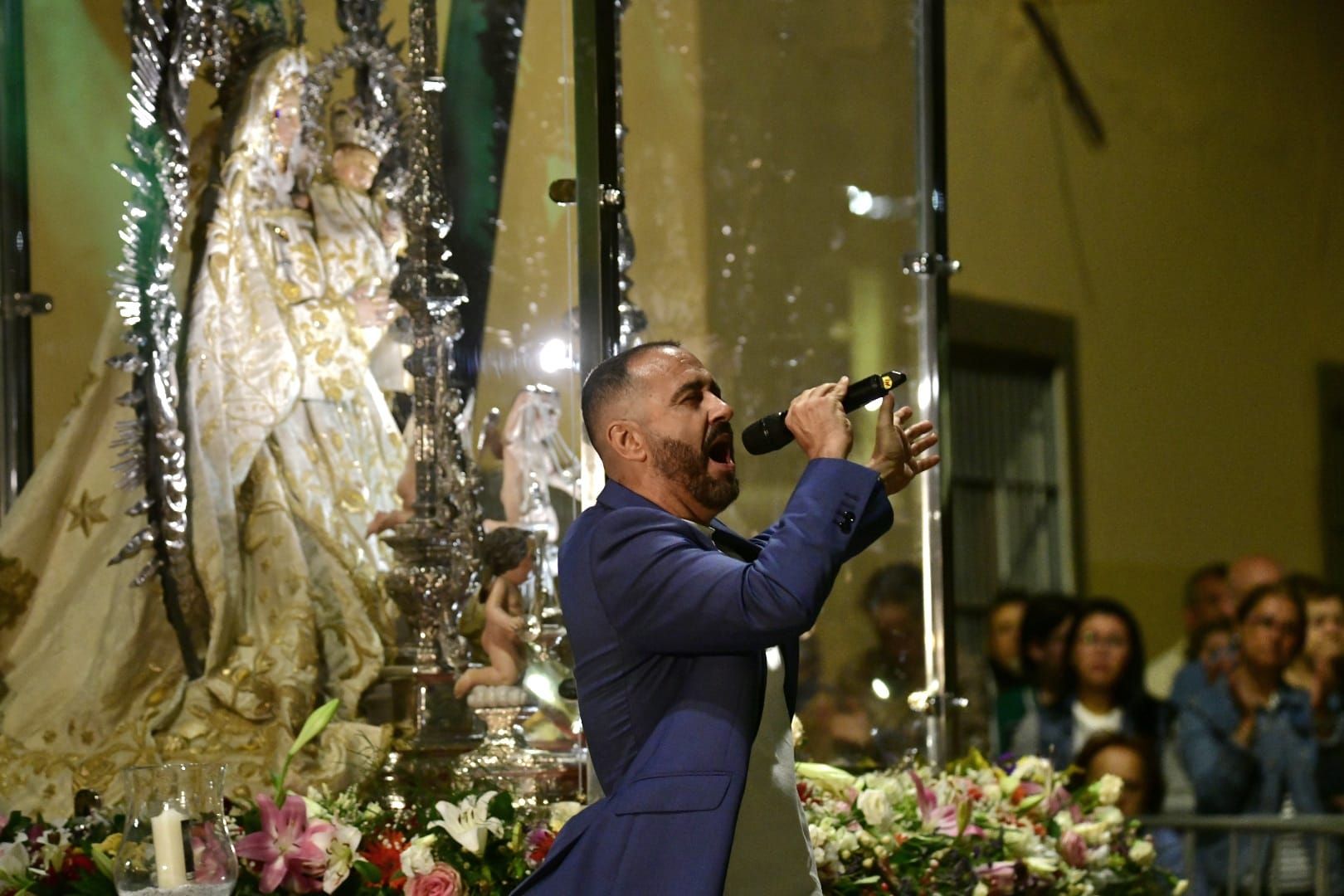 Vecindario despide a la Virgen con música y oración