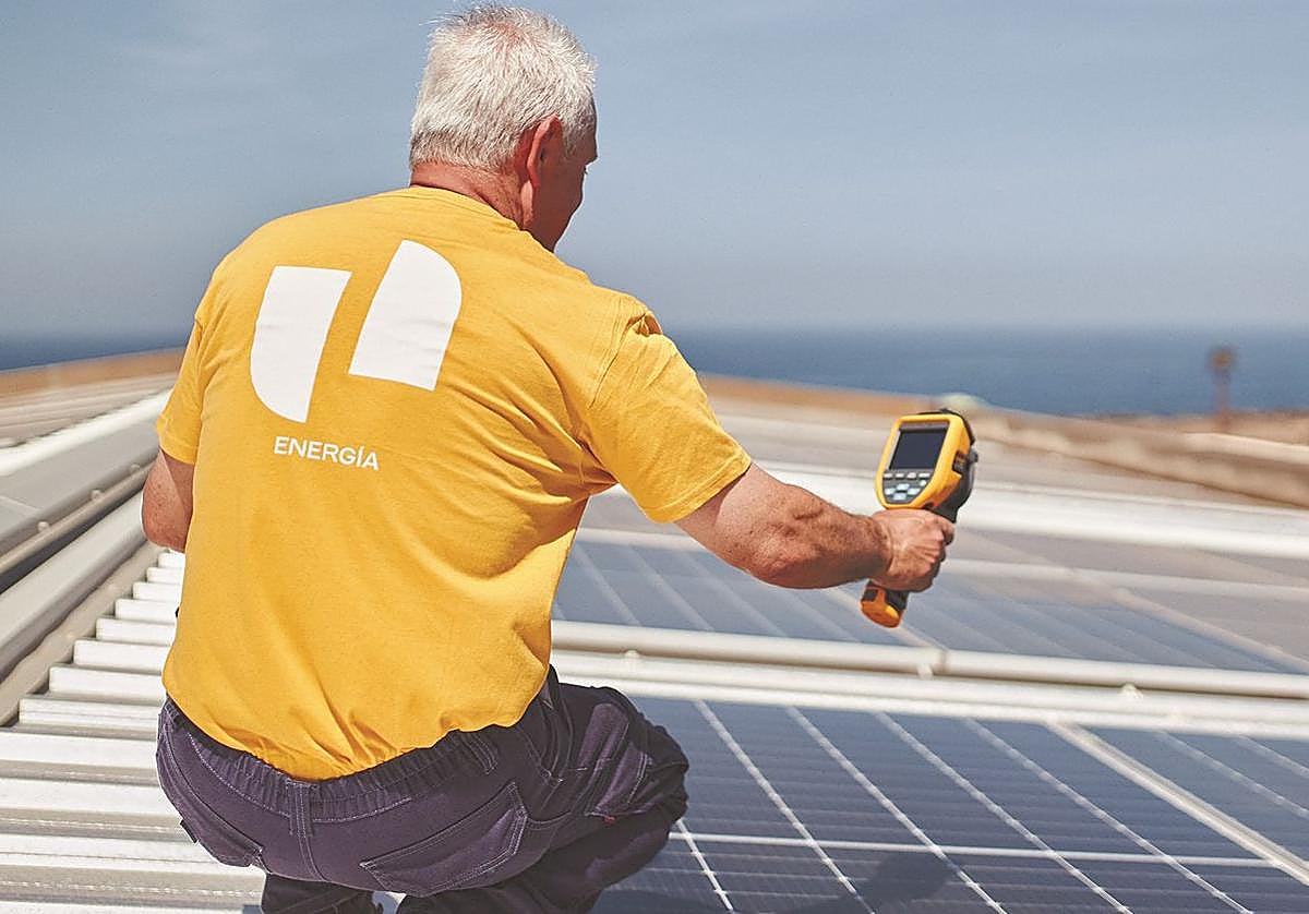 Operario con módulos fotovoltaicos.