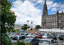 Vista del aparcamiento del casco urbano de Arucas que se va a remodelar.
