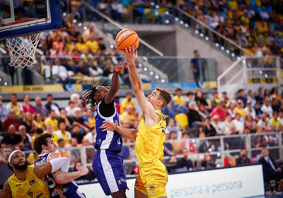 Ziga Samar intenta penetrar en canasta ante la defensa taronja.