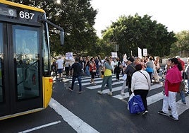 Un momento de la protesta protagonizada por las personas que residen en el barrio.