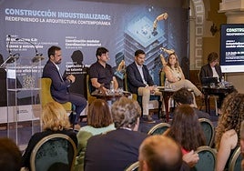 Empresarios de la mesa redonda sobre construcción industrializada celebrada este miércoles en el Hotel Santa Catalina.