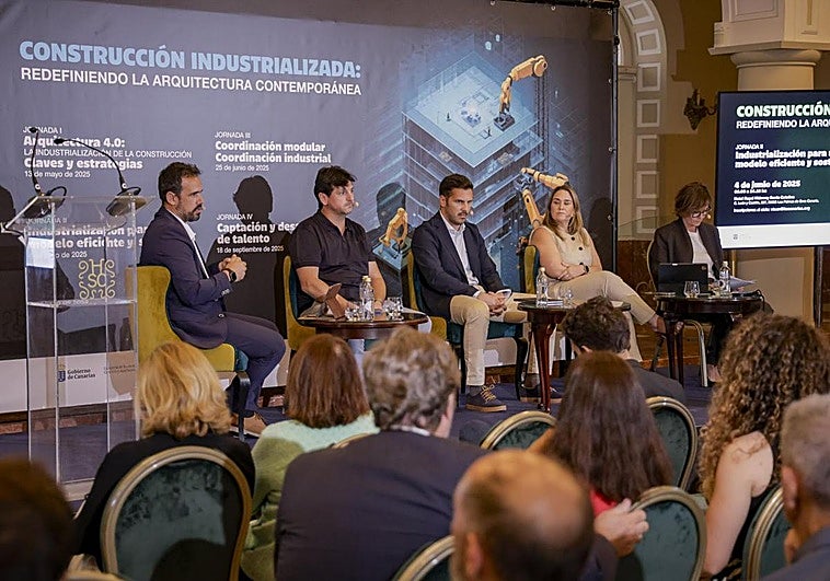 Empresarios de la mesa redonda sobre construcción industrializada celebrada este miércoles en el Hotel Santa Catalina.