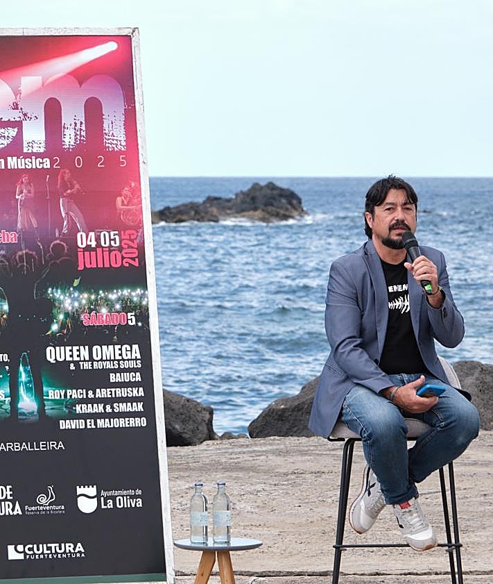 Imagen secundaria 2 - La presentación del cartel escogió el muelle chico de El Cotillo como marco.