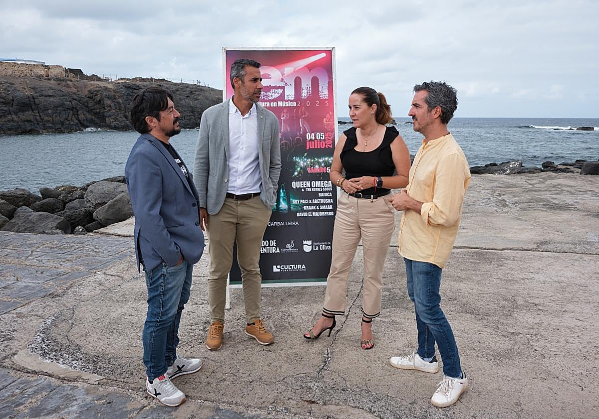 Imagen principal - La presentación del cartel escogió el muelle chico de El Cotillo como marco.