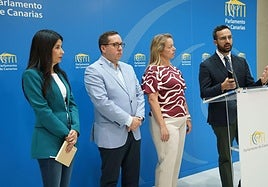Melodie Mendoza (i), Yonathan Martín (2i), Sonsoles Martín (2d) y Raúl Acosta (d), portavoces de Educación de ASG, Coalición Canaria, Partido Popular y Grupo Mixto, respectivamente, ofrecieron una rueda de prensa este miércoles.