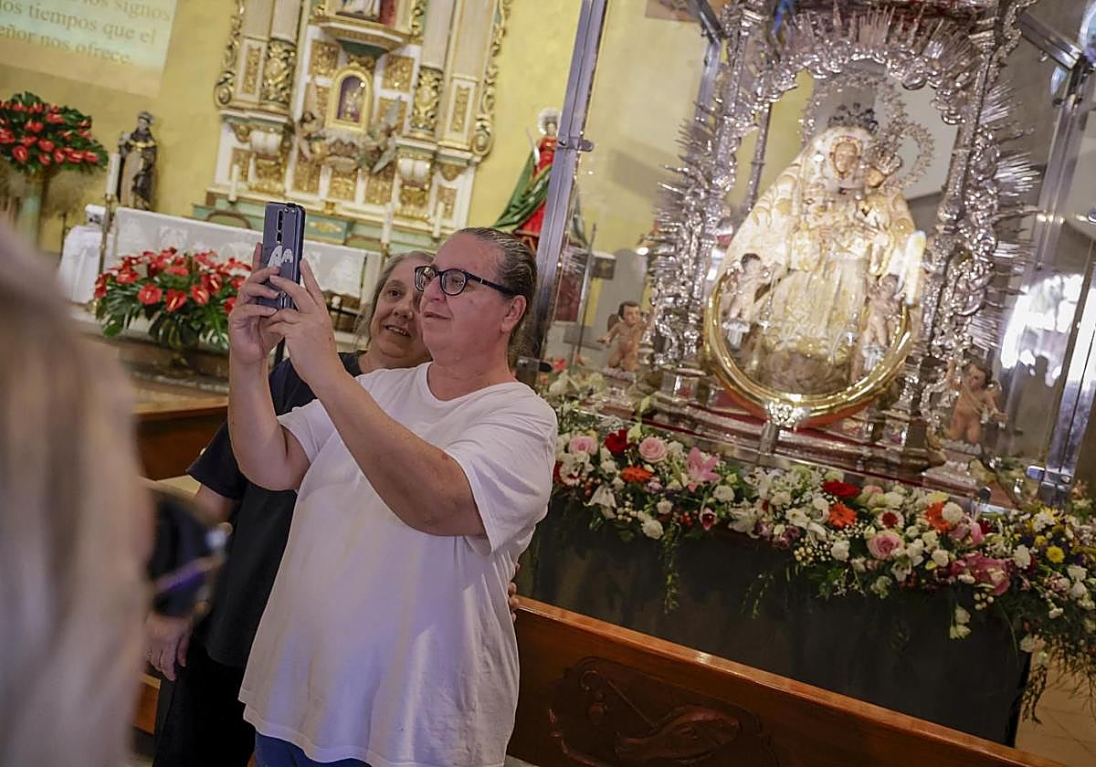 Selfies con al Virgen del Pino, este miércoles.