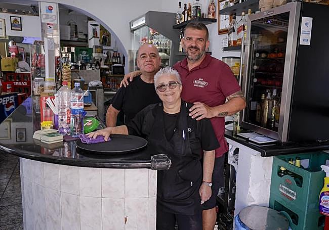 Lucía junto al resto de personal del Bar Santiago.