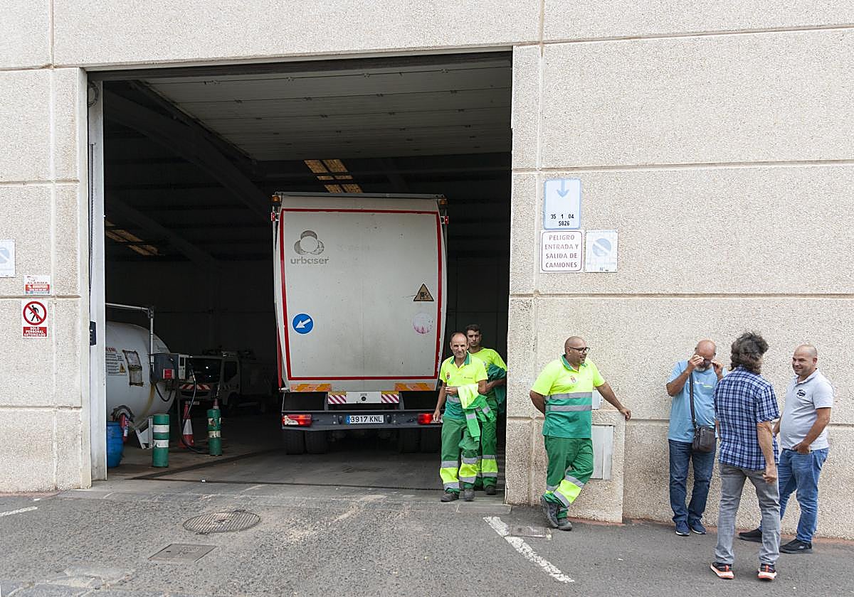 Personal de Urbaser, minutos antes de la negociación hecha este miércoles.