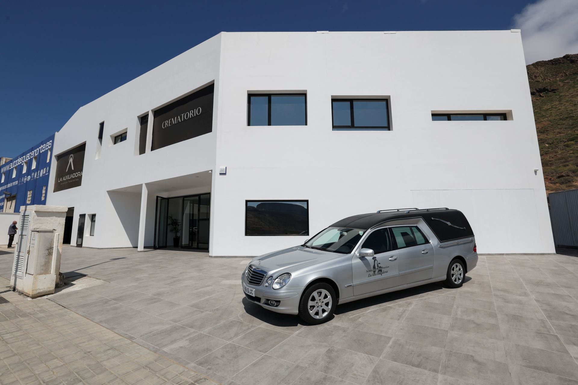 Inauguración de las nuevas instalaciones de la Funeraria La Auxiliadoraen en Gáldar, en imágenes