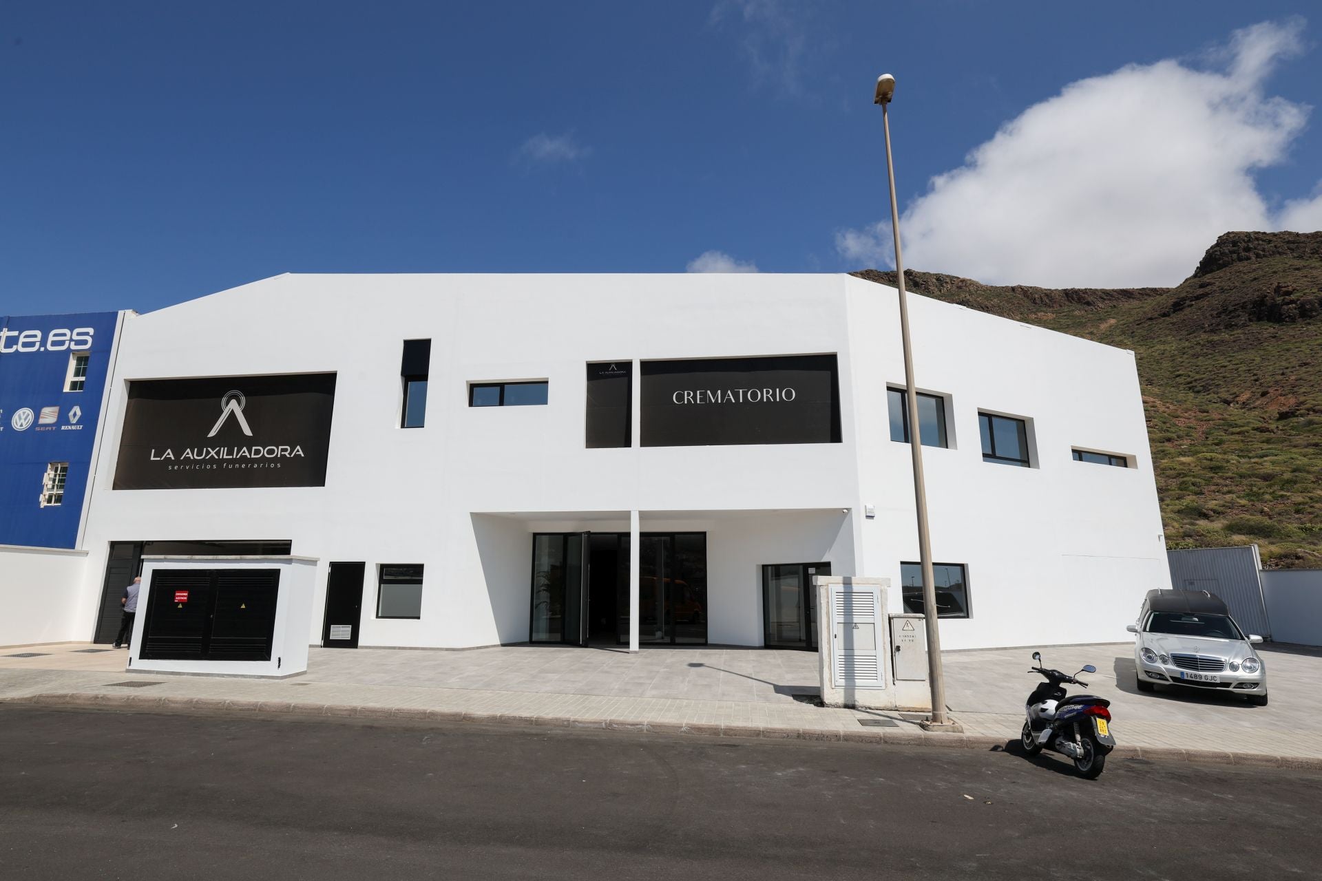 Inauguración de las nuevas instalaciones de la Funeraria La Auxiliadoraen en Gáldar, en imágenes
