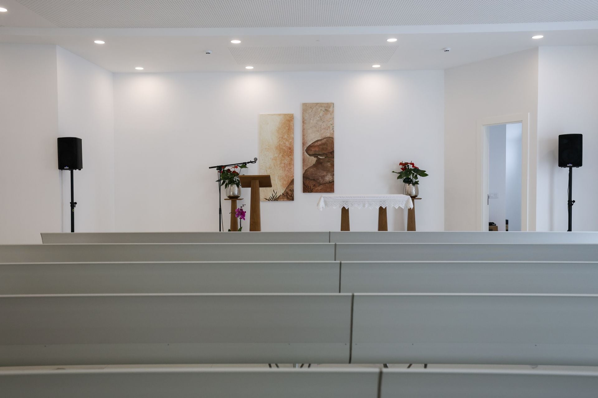 Inauguración de las nuevas instalaciones de la Funeraria La Auxiliadoraen en Gáldar, en imágenes