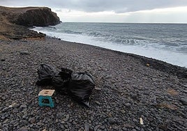 Bolsas de residuos en una playa de la costa de Antigua.