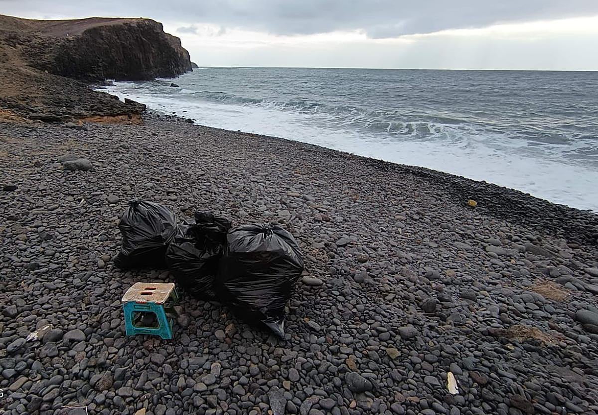 Bolsas de residuos en una playa de la costa de Antigua.