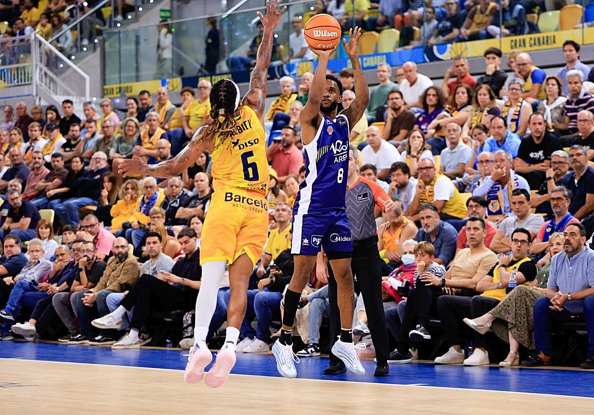 Montero lanza a canasta ante la defensa de Albicy.