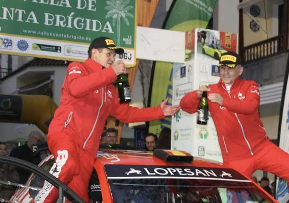 Imagen principal - Luis Felipe Monzón y José Carlos Déniz (arriba) y José Miguel Bravo de Laguna y Olga de Vera.